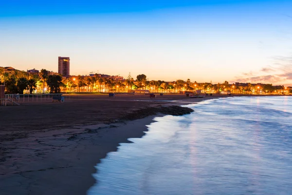 Embankment bij zonsondergang, Cambrils, Catalunya, Spanje. Ruimte voor tekst kopiëren. — Stockfoto