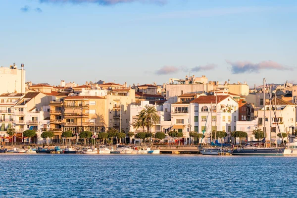 Cambrils, Španělsko - 16 září 2017: Pohled na přístav a museu d'Hist'ria de Cambrils - Torre del Port. Kopírovat prostor pro text. — Stock fotografie