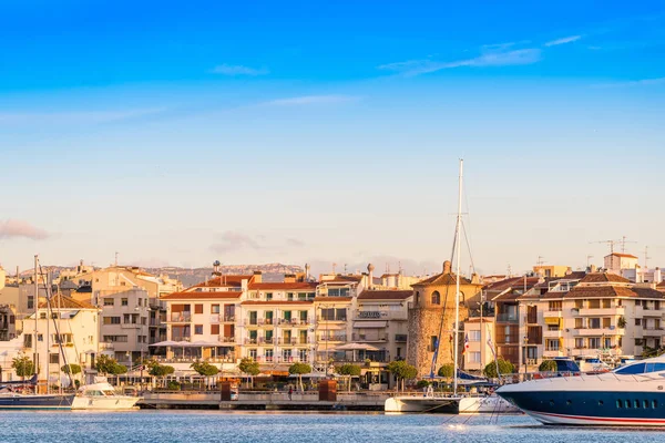 Cambrils, İspanya - 16 Eylül 2017: Bağlantı noktası ve museu d'Hist görünümünü ' ria de Cambrils - Torre del Port. Metin için yer kopyalayın.