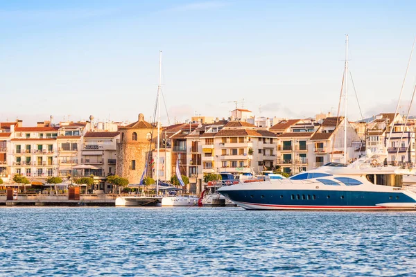 Cambrils, İspanya - 16 Eylül 2017: Bağlantı noktası ve museu d'Hist görünümünü ' ria de Cambrils - Torre del Port. Metin için yer kopyalayın.