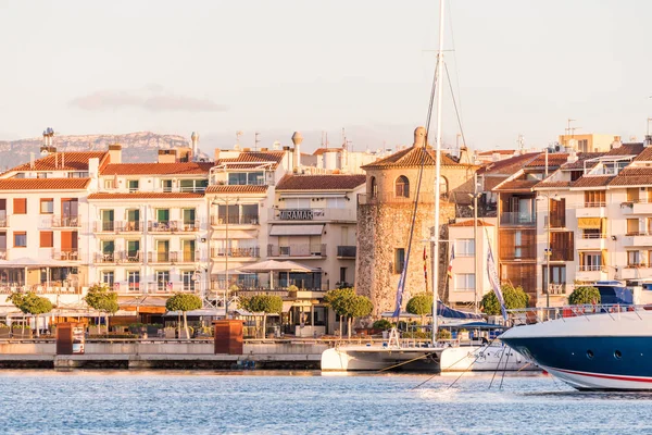 Cambrils, İspanya - 16 Eylül 2017: Bağlantı noktası ve museu d'Hist görünümünü ' ria de Cambrils - Torre del Port. Metin için yer kopyalayın.