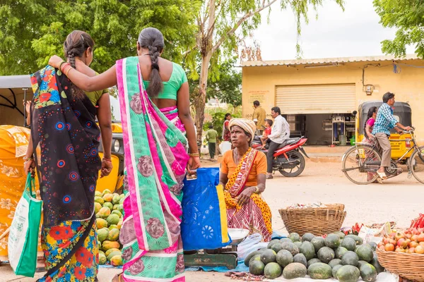 Puttaparthi, Andhra Pradesh - Hindistan - 22 Temmuz 2017: Görünümü Hint sokak pazarının. Metin için yer kopyalayın.                               