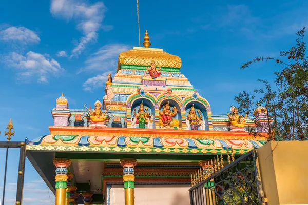 Vista del bellissimo edificio indiano, Puttaparthi, Andhra Pradesh, India. Primo piano . — Foto Stock