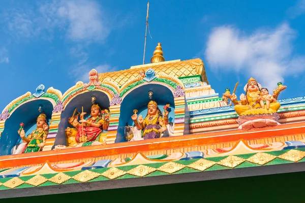 Vista del bellissimo edificio indiano, Puttaparthi, Andhra Pradesh, India. Primo piano . — Foto Stock