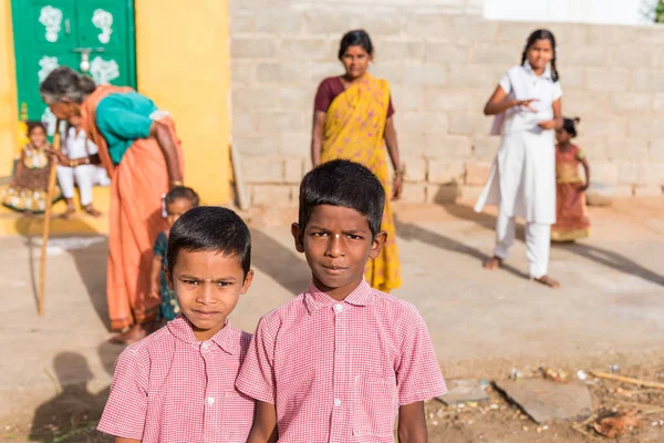 Puttaparthi, Andhra Pradesh, Hindistan - 9 Temmuz 2017: İki neşeli Hintli erkek portresi. Yakın çekim.
