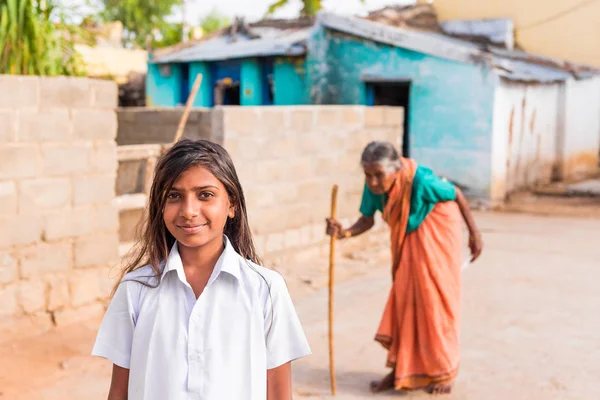 Puttaparthi, Andhra Pradesh, Hindistan - 9 Temmuz 2017: Hindistanlı bir kız portresi. Yakın çekim.