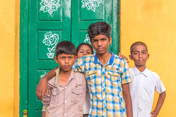 Puttaparthi, Andhra Pradesh, Hindistan - 9 Temmuz 2017: Dört neşeli Hintli çocuk portresi. Metin için yer kopyalayın.