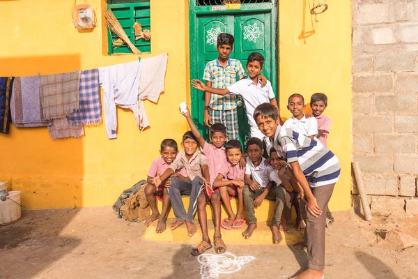 Puttaparthi, Andhra Pradesh, Hindistan - 9 Temmuz 2017: Sokakta Hintli erkek grup. Metin için yer kopyalayın.
