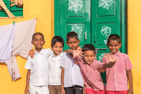 Puttaparthi, Andhra Pradesh, Hindistan - 9 Temmuz 2017: 5 neşeli Hintli erkek portresi. Metin için yer kopyalayın.