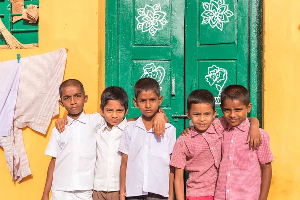 Puttaparthi, Andhra Pradesh, Hindistan - 9 Temmuz 2017: 5 neşeli Hintli erkek portresi. Metin için yer kopyalayın.
