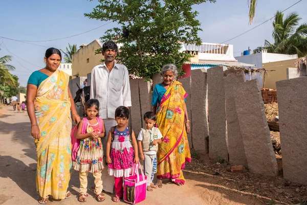 Puttaparthi, Andhra Pradesh, Hindistan - 9 Temmuz 2017: Hint aile sokak bir köyde. Metin için yer kopyalayın.