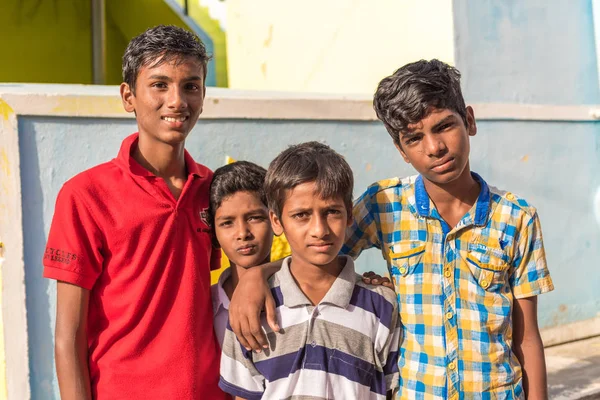 Puttaparthi, Andhra Pradesh, Hindistan - 9 Temmuz 2017: Dört neşeli Hintli çocuk portresi. Yakın çekim.