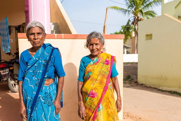 Puttaparthi, Andhra Pradesh, Hindistan - 9 Temmuz 2017: İki yaşlı Hintli kadın portresi. Metin için yer kopyalayın.