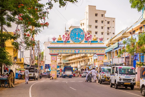 Puttaparthi, Andhra Pradesh, Hindistan - 9 Temmuz 2017: Arch-gates şehir. Metin için yer kopyalayın.