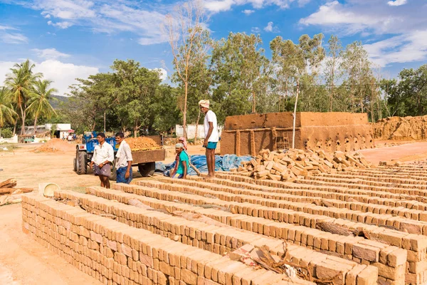 Puttaparthi, Andhra Pradesh, Hindistan - 9 Temmuz 2017: Hint Tuğla imalatı. Tuğla kurur. Metin için yer kopyalayın.