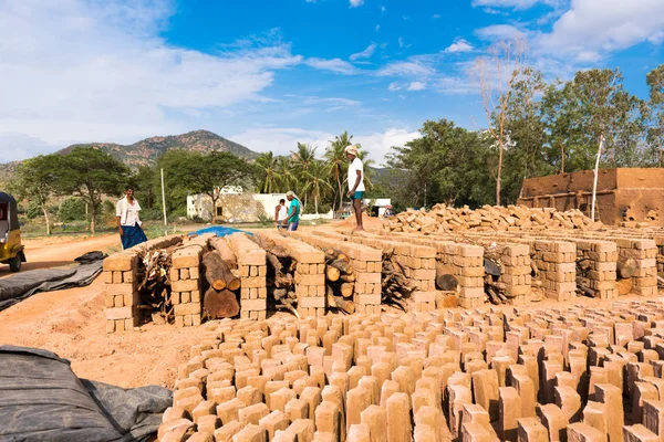 Puttaparthi, Andhra Pradesh, Hindistan - 9 Temmuz 2017: Hint Tuğla imalatı. Tuğla kurur. Metin için yer kopyalayın.