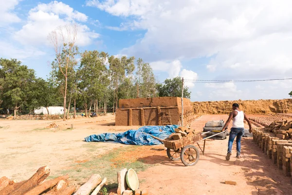 Hint Tuğla imalatı. Tuğla kurur, Puttaparthi, Andhra Pradesh, Hindistan. Metin için yer kopyalayın.