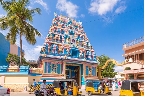 PUTTAPARTHI, ANDHRA PRADESH, INDIA - 22 LUGLIO 2017: Gopuram - ingresso ad arco frontale di un tempio in stile dravidico. Copia spazio per testo . — Foto Stock