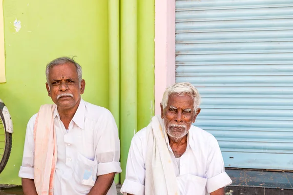 Puttaparthi, Andhra Pradesh, Hindistan - 9 Temmuz 2017: İki yaşlı adam portresi. Metin için yer kopyalayın.