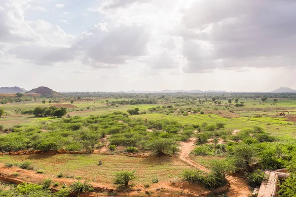 Hint kırsal manzara, Puttaparthi, Andhra Pradesh, Hindistan görünümünü. Metin için yer kopyalayın.