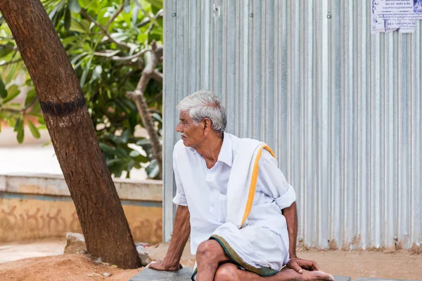 Puttaparthi, Andhra Pradesh, Hindistan - 9 Temmuz 2017: Hintli adam portresi. Yakın çekim.