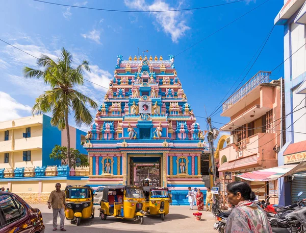 PUTTAPARTHI, ANDHRA PRADESH, INDIA - 22 LUGLIO 2017: Gopuram - ingresso ad arco frontale di un tempio in stile dravidico. Copia spazio per testo . — Foto Stock