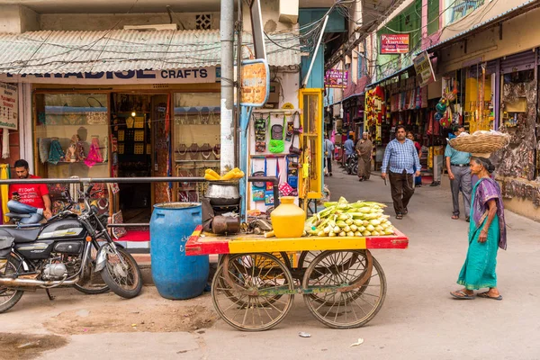 Puttaparthi, Andhra Pradesh, Hindistan - 9 Temmuz 2017: Yerel Hint pazarı. Metin için yer kopyalayın.