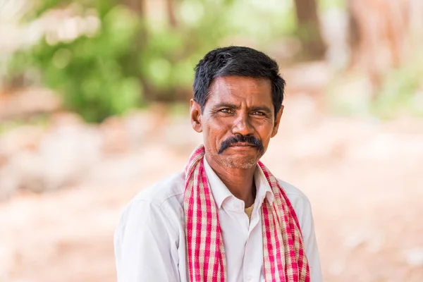 PUTTAPARTHI, ANDHRA PRADESH, INDE - 9 JUILLET 2017 : Portrait d'un homme indien. Gros plan . — Photo