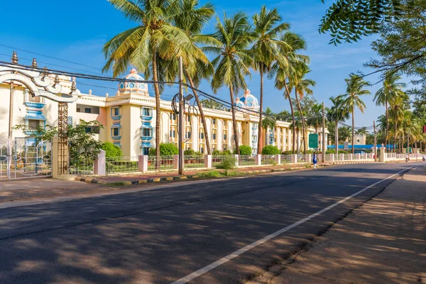 Vista do edifício indiano, Puttaparthi, Andhra Pradesh, Índia. Espaço de cópia para texto . — Fotografia de Stock