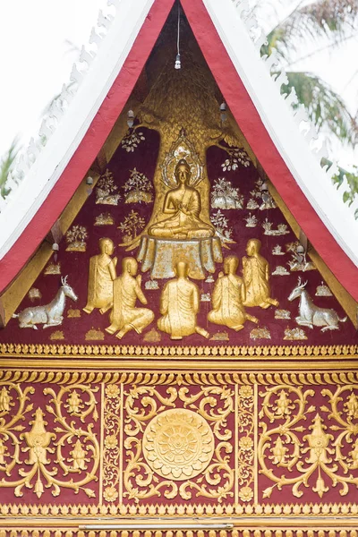 Bas-relief on the wall of the temple Wat Sensoukaram in Louangphabang, Laos. Vertical. Close-up. — Stock Photo, Image