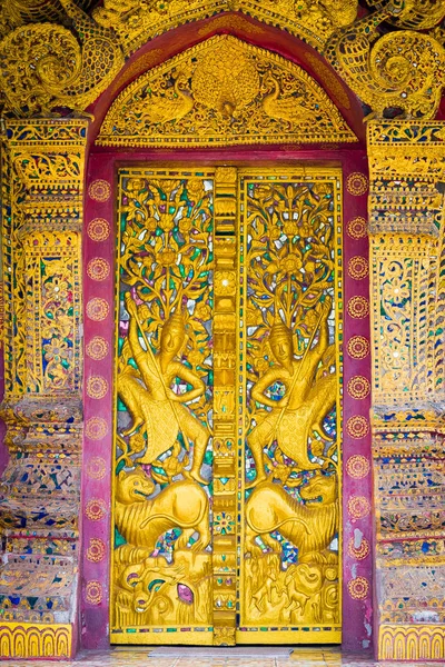扫管笏 Sensoukaram Louangphabang，老挝在寺庙的墙上的浮雕。垂直。特写. — 图库照片