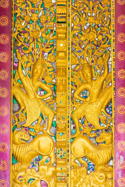 Basrelief an der Wand des Tempels wat sensoukaram in louangphabang, Laos. Vertikal. Nahaufnahme. — Stockfoto