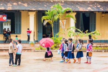 Louangphabang, Laos - 11 Ocak 2017: Çocuk okul bahçesinde. Metin için yer kopyalayın.   