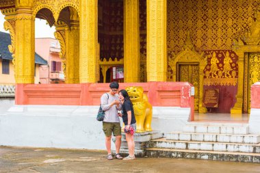 Louangphabang, Laos - 11 Ocak 2017: Aile iki tapınak Wat Sensoukaram yakınlarında. Metin için yer kopyalayın.