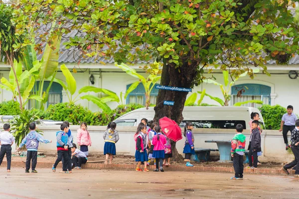 Louangphabang, Λάος - 11 Ιανουαρίου 2017: Τα παιδιά στην αυλή του σχολείου. Χώρο αντίγραφο για το κείμενο. — Φωτογραφία Αρχείου