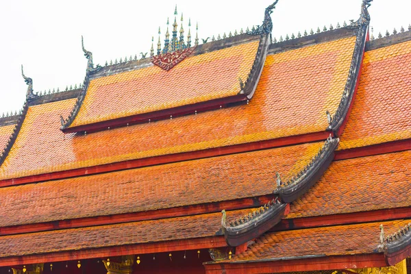 El techo del templo Wat Sensoukaram en Louangphabang, Laos. Primer plano . —  Fotos de Stock