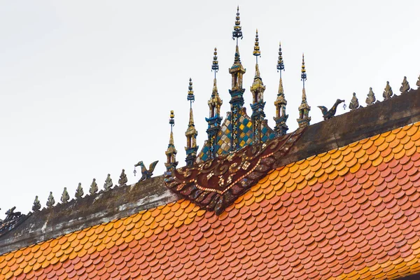 O telhado do templo Wat Sensoukaram em Louangphabang, Laos. Close-up . — Fotografia de Stock