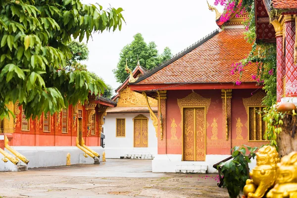 Вид на внутренний двор храма Ват Фаукарам в Луангпинге, Лаос. Копирование текста . — стоковое фото