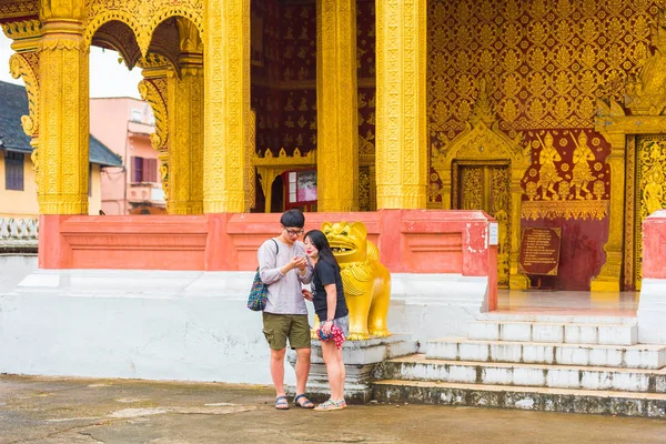 Louangphabang, Laos - 11 Ocak 2017: Aile iki tapınak Wat Sensoukaram yakınlarında. Metin için yer kopyalayın.