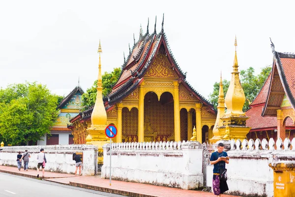 Louangphabang, Laos - 11 januari 2017: Uitzicht op de tempel Wat Sensoukaram. Ruimte voor tekst kopiëren. — Stockfoto