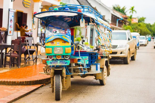 Louangphabang, Лаос - 11 січня 2017: Місцевому таксі на вулиці міста. Крупний план. Копія простір для тексту. — стокове фото