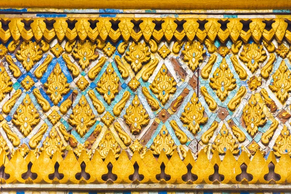 Bajorrelieve en la pared del templo Wat Sensoukaram en Louangphabang, Laos. Primer plano . —  Fotos de Stock