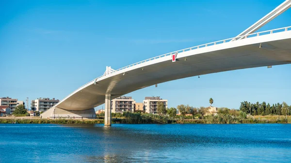 Ebro nehri Ebro Delta, Tarragona, Katalonya, İspanya üzerindeki Sant Jaume d 'Enveja yeni köprüsü' Lo Passador '. Metin için alanı kopyala.