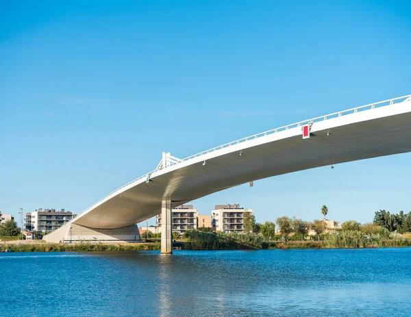 Ebro nehri Ebro Delta, Tarragona, Katalonya, İspanya üzerindeki Sant Jaume d 'Enveja yeni köprüsü' Lo Passador '. Metin için alanı kopyala.
