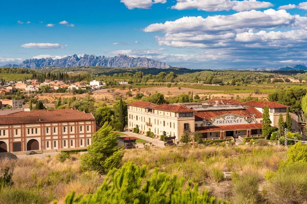 BARCELONA, CATALONIA, ESPAÑA - 11 DE SEPTIEMBRE DE 2017: Vista del edificio en el valle de las montañas de Montserrat. Copiar espacio para texto . —  Fotos de Stock