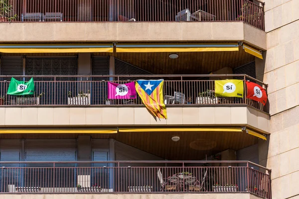 Tarragona, spanien - 17. September 2017: Blick auf das Gebäude mit Fahnen. vor dem Referendum über die Unabhängigkeit. Nahaufnahme. — Stockfoto