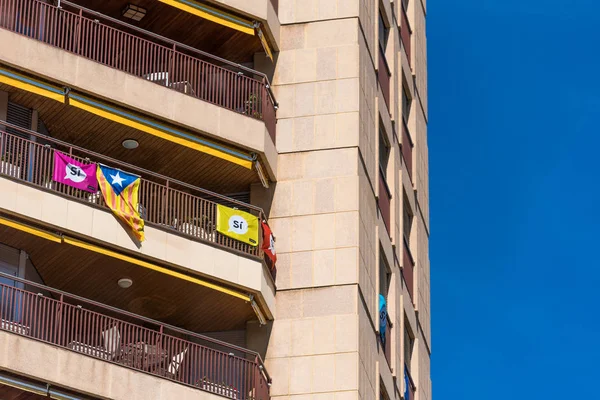 Blick auf das Gebäude mit Fahnen. vor dem Referendum über die Unabhängigkeit, Tarragona, Katalonien, Spanien. Kopierraum für Text. — Stockfoto