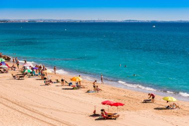 Miami Platja, İspanya - 13 Eylül 2017: Mont-roig del Camp plaj kumlu görünümünü. Metin için yer kopyalayın.