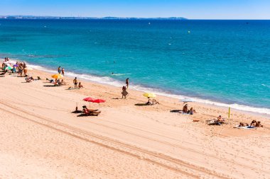 Miami Platja, İspanya - 13 Eylül 2017: Mont-roig del Camp plaj kumlu görünümünü. Metin için yer kopyalayın.