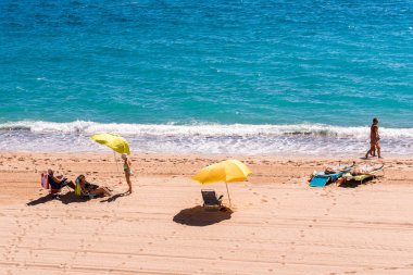 Miami Platja, İspanya - 13 Eylül 2017: Mont-roig del Camp plaj kumlu görünümünü. Metin için yer kopyalayın.